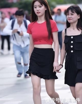 #红色#红色短袖搭配时尚小黑裙,高挑身材魅力尽显!