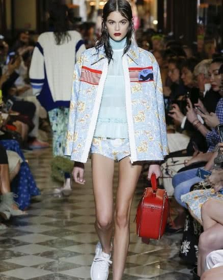 “筷子腿”已经过时了，看看中外明星都在秀“豆芽腿”