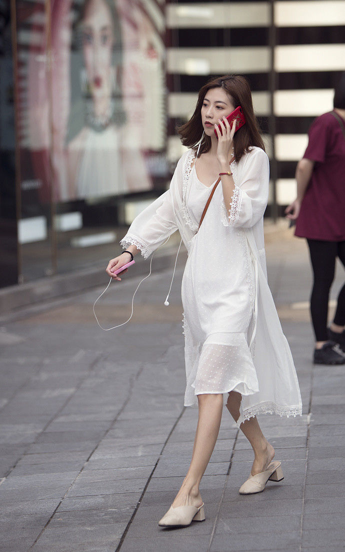 重庆街拍，很修身的一身穿搭，小姐姐的好身材彰显魅力十足!