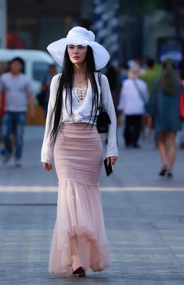 街拍：贤淑优雅的气质美女，连衣包臀的摆尾裙，步履只见，更显迷