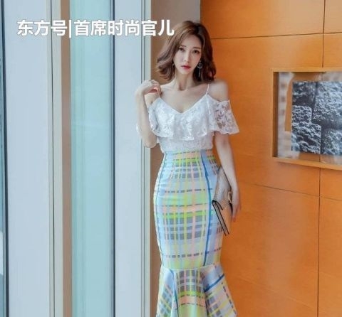  「性感」美女街拍：时尚靓丽的小姐姐，紧身穿搭，身材有型又性感！