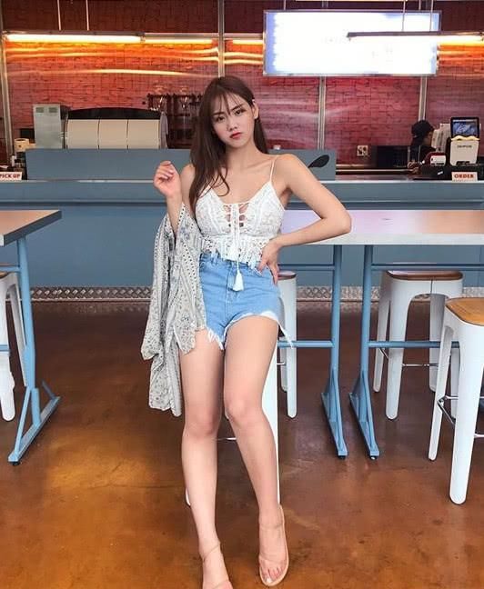 街拍:臀圆丰满的小姐姐，一看就是社会人