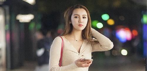  气质■街拍:简单有气质的清新甜美小姐姐,展示出欧美范