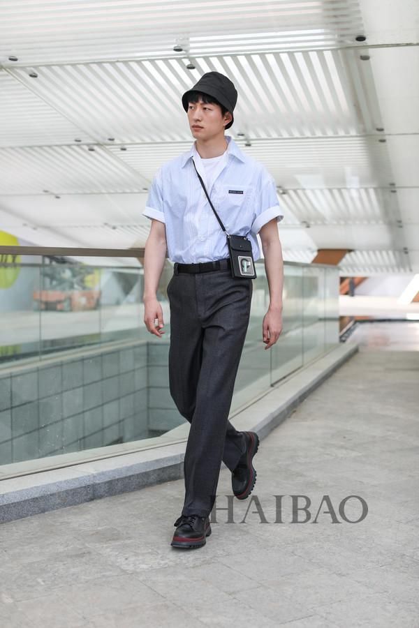 男生夏日扮酷指南！男装周型人秀场外街拍来示范：爱美不分性别，