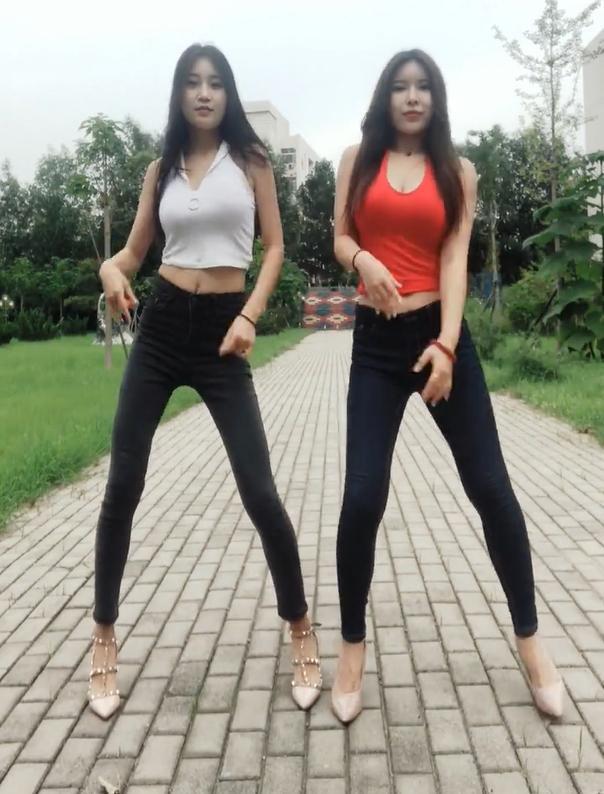 俩个小姐姐一齐热舞,两双“筷子腿”你喜欢哪个?