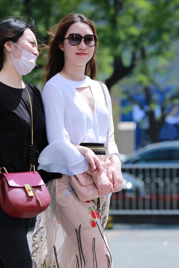 时尚美女街拍美照，冲着镜头微微一笑很倾城