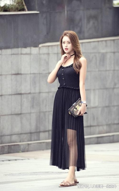 街拍路人，穿搭精致的丽人，亭亭玉立，悠闲漫步，尽显优雅魅力