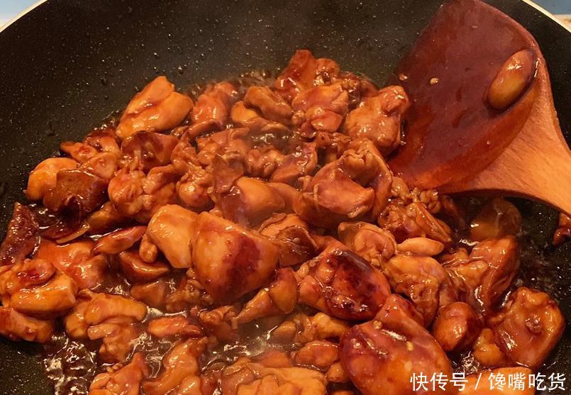 『看起来』台式美味三杯鸡,炒糖色和九层塔的加入,出锅后色泽很诱人