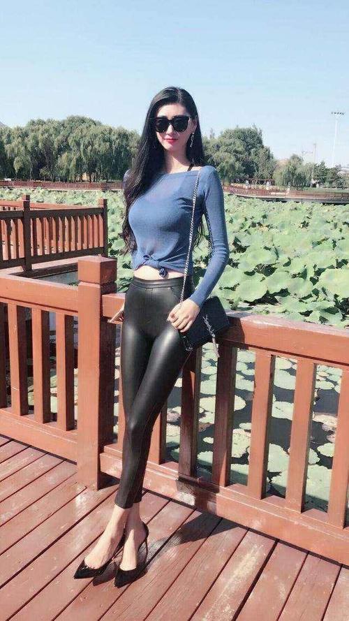 街拍：娇艳如花冰肌玉骨的小姐姐，穿着性感身姿曼妙楚楚动人 ！