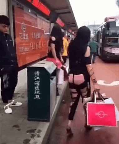 实拍: 四川某地2名女子穿衣太大胆, 为了出名也是拼了