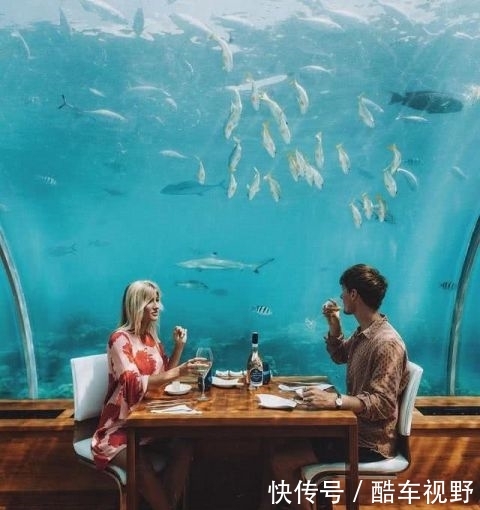 澳洲26岁美女和男友在巴厘岛建豪宅,通过拍照获得六位数收入