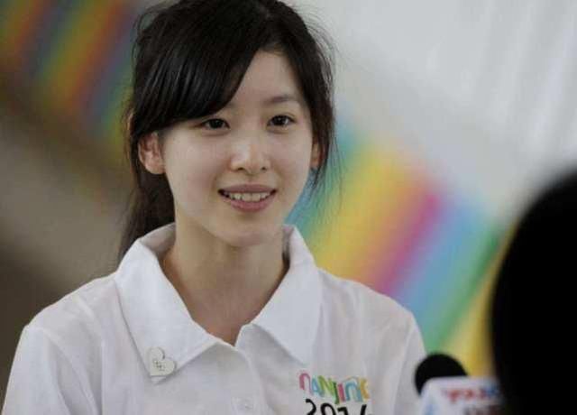 刘强东6年前的一条微博被曝,称路边的野花那么美,网友:神预言