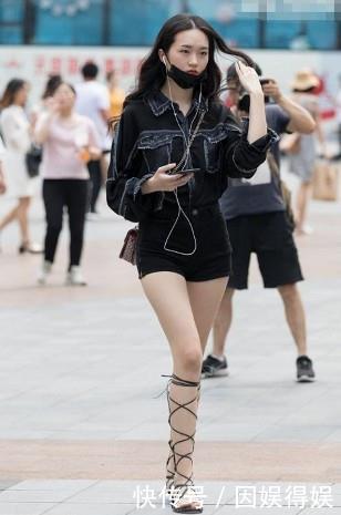 「罗马」路人街拍,小姐姐脚踩罗马绑带凉鞋,青春活力又可爱减龄