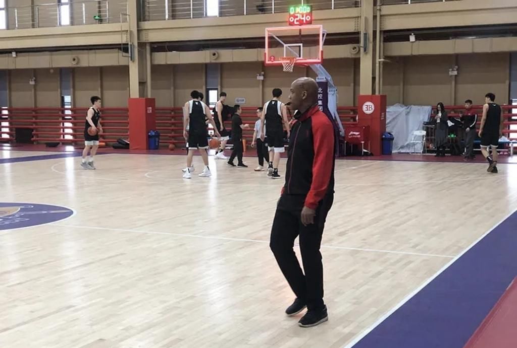  『CBA』敬业的CBA主教练！马布里的讲话让球员暖心，亲自上场示范跑位