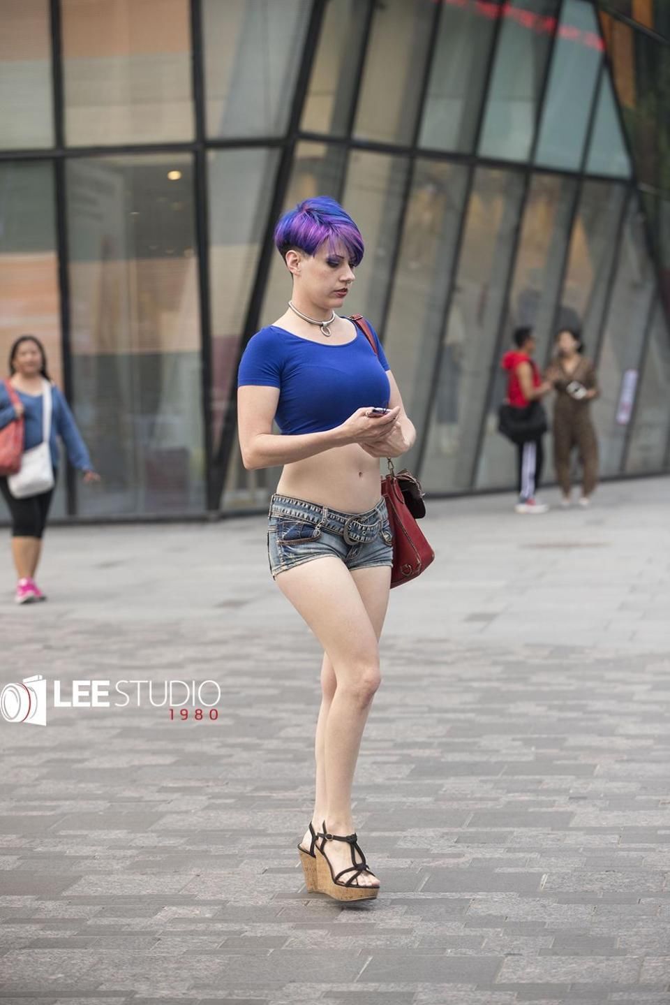 蓝加紫大胆的染色，再穿搭个热裤