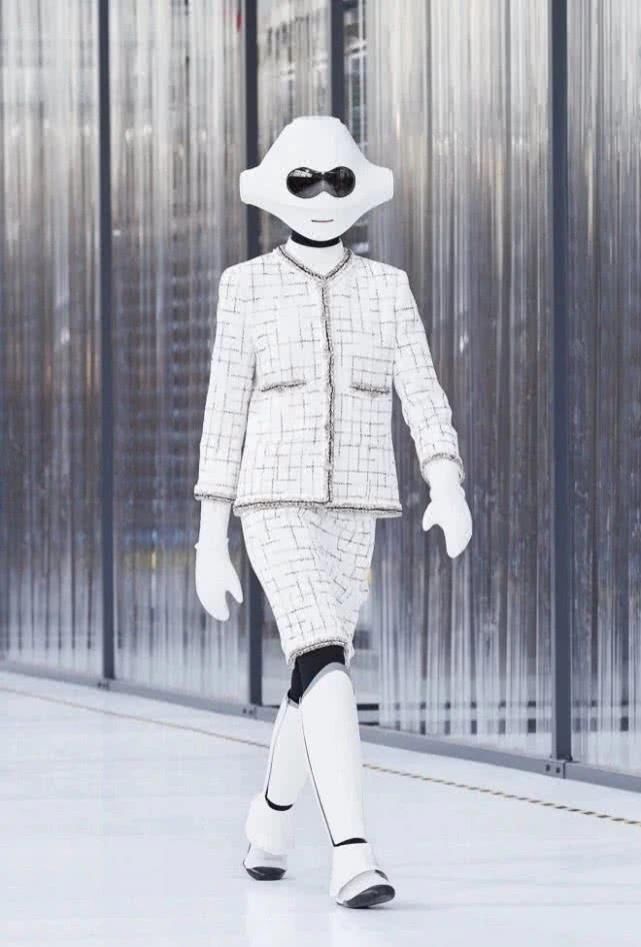  『香奈儿』还记得香奈儿大秀请来的“机器人”吗？当她摘下头盔后，颜值惊艳众人！