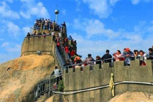  唯一：我国唯一级别高于省会的城市，经济排名第三，常被误以为