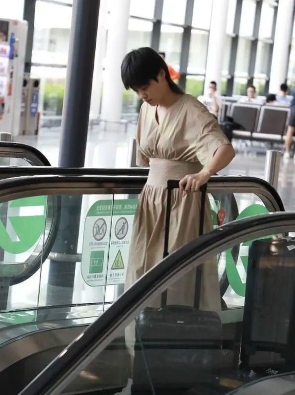  [特别]高跟鞋搭配连衣裙,让女性散发出优雅迷人的气息