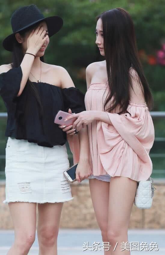 街拍，美女粉红色连衣裙，一头长发，真的漂亮！