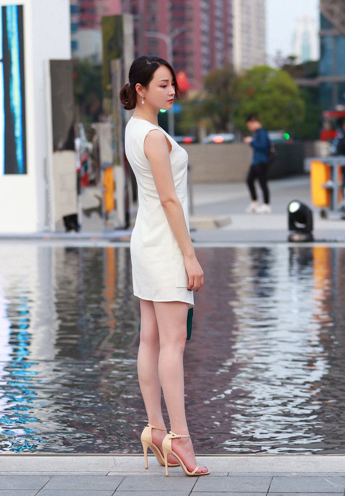 小姐姐美若天仙,穿衣凸显小蛮腰,大白腿越看越迷人!