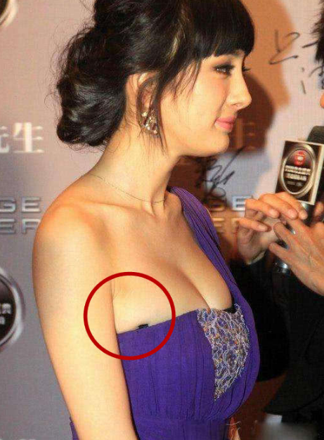 胸大也烦恼！杨幂穿紧身抹胸裙秀事业线，再次被赘肉抢镜！