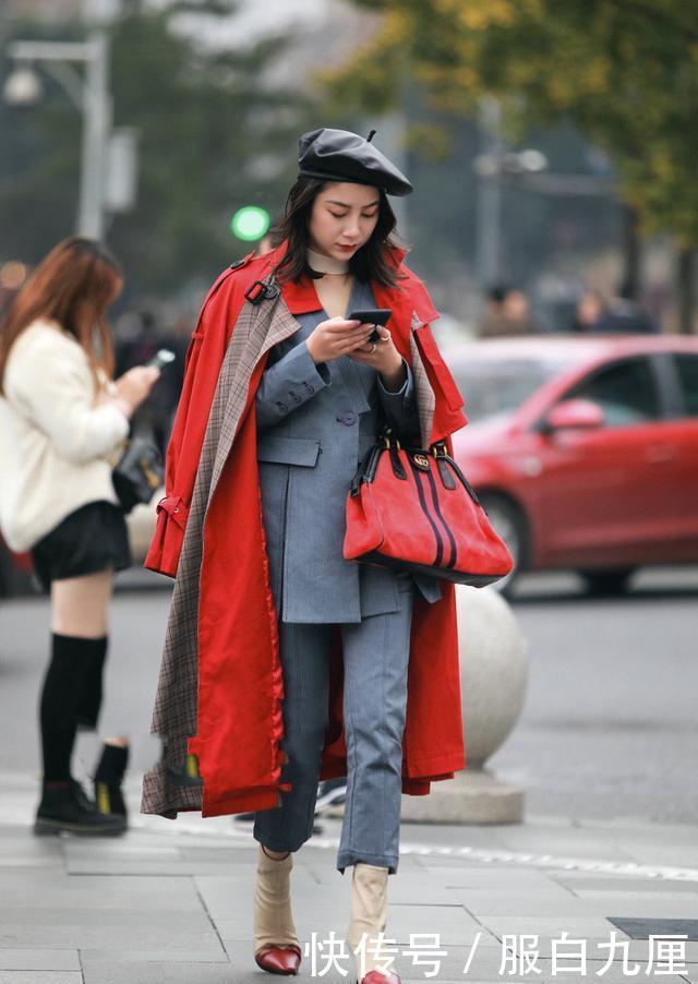 『蓝色』街拍:美女长发随风飘动,蓝色的毛衣搭配黑色的半身裙,气质出众