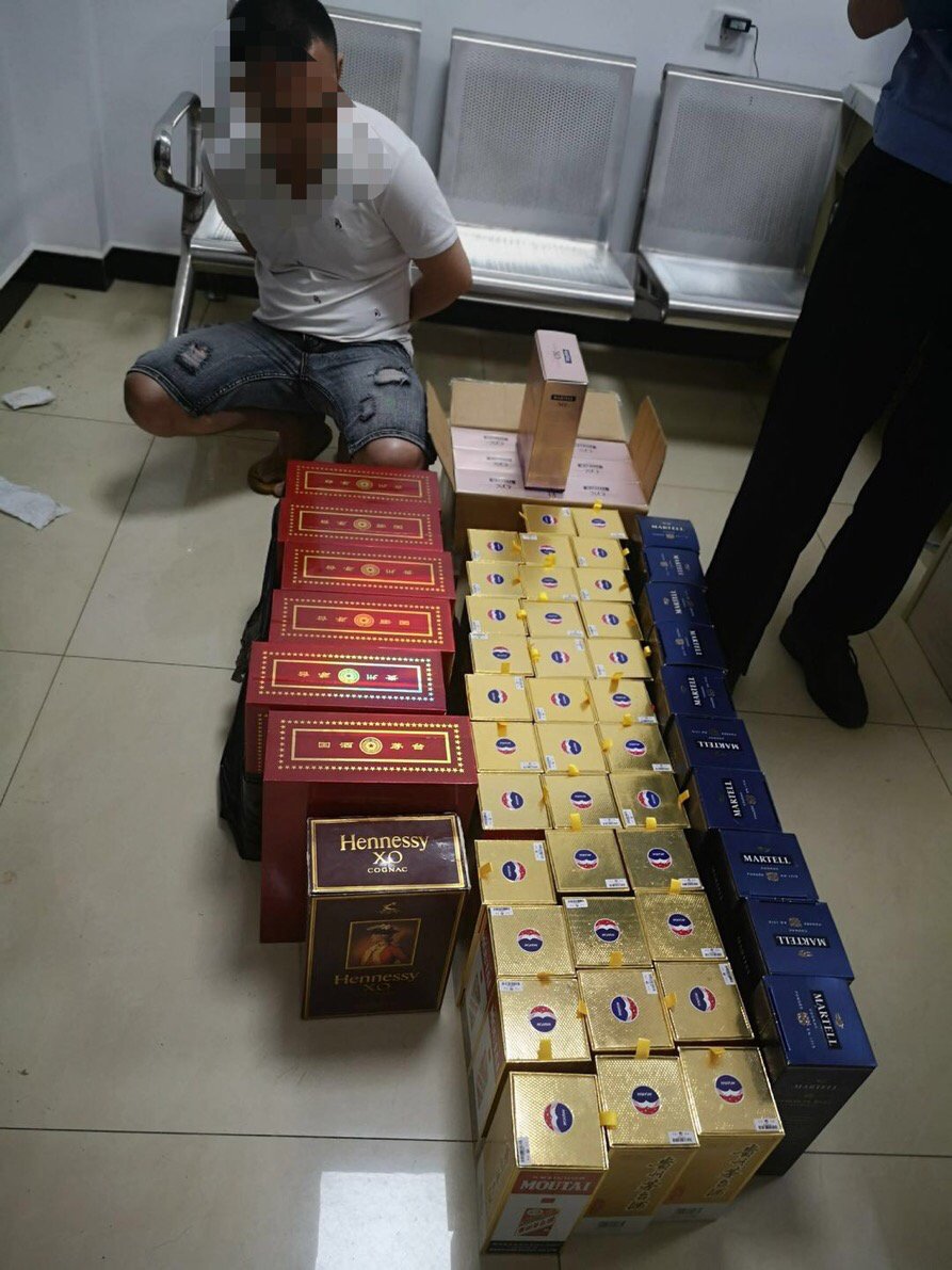  出发|4人从东莞出发沿途贩卖高档假酒，骗到钱后用于游山玩水，最后全被抓了