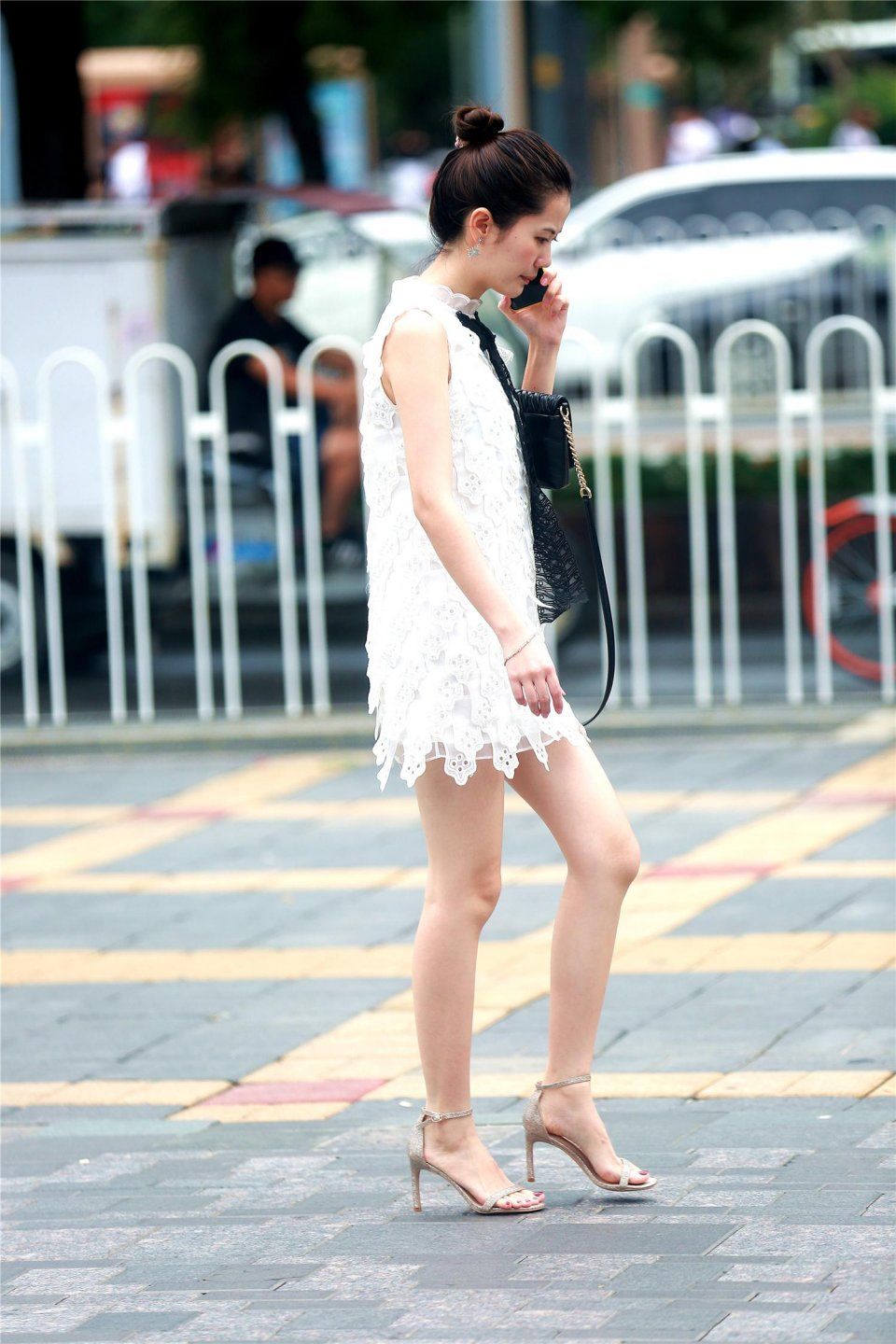 小姐姐蕾丝白短裙搭配高跟凉鞋，秀出美腿美脚