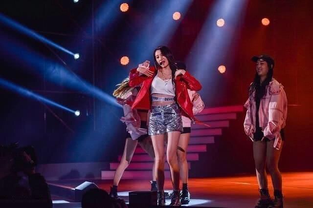 关晓彤最突破的一次表演：打底裤比外裤长，网友：感觉有些油腻