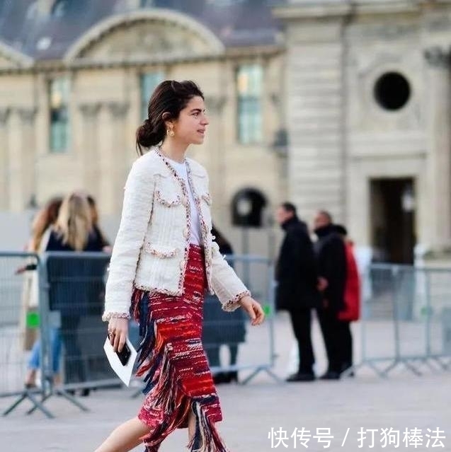  [服饰]牛仔外套要让位了，今年流行“小香风”服饰，明星达人都在穿