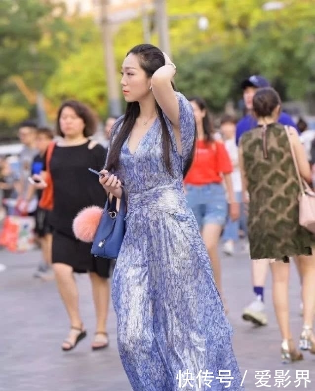 短袖T恤:女性穿上高跟鞋, 打造出时尚魅力的自己