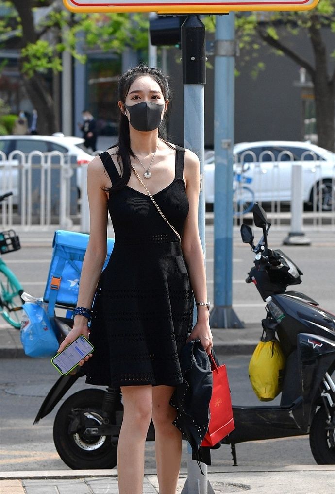  『和谐』街拍:美女比拼花式口罩,只为搭配更和谐