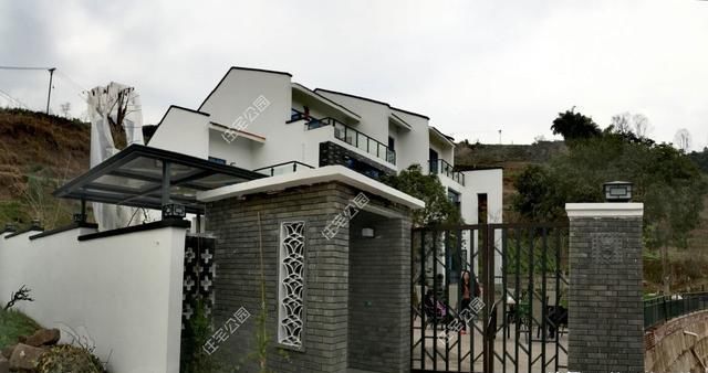 为啥说农村盖房，大门是重中之重？选好大门到底对房子有多重要？