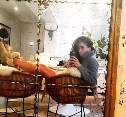 梅根做梦都想删除的照片，紧身连衣裙太勒，网友:腰跑哪去了?