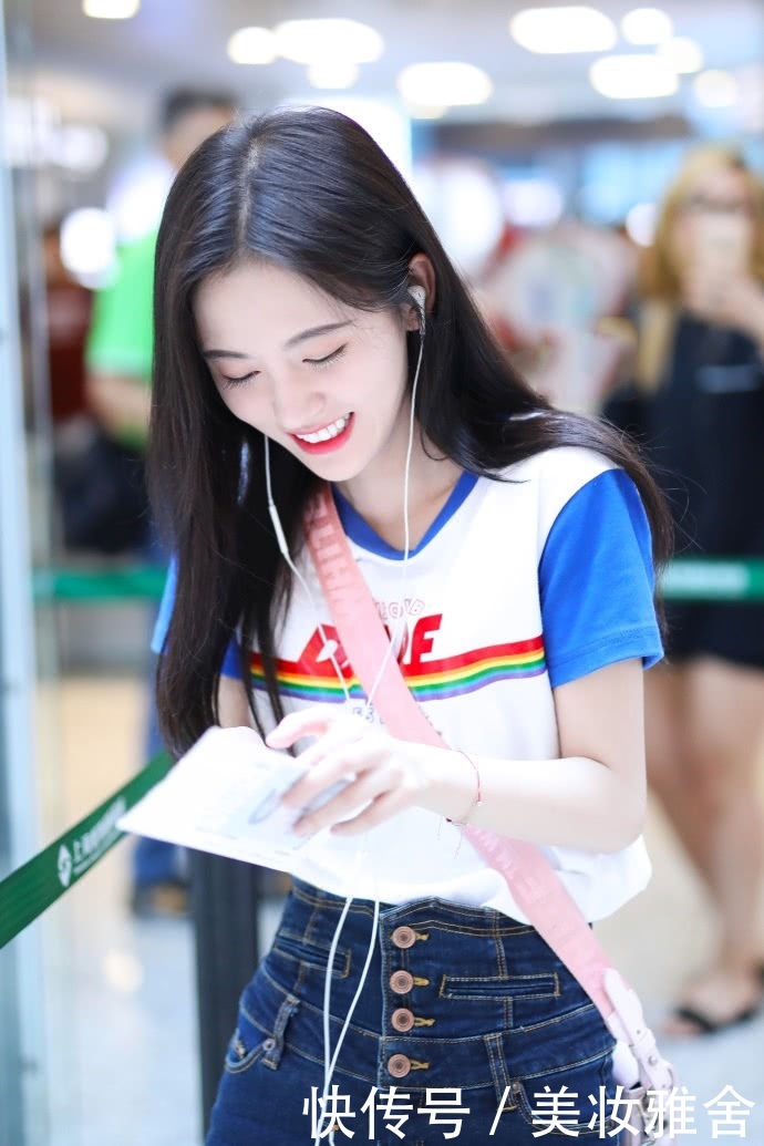 鞠婧祎短裤提得太高，安全裤都露出来了，网友：好尴尬啊！