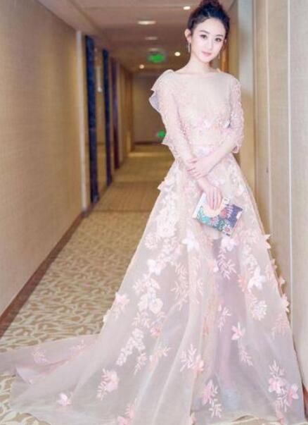 赵丽颖真绝了，内衣外穿引热议，网友：好好的农村娃到城市学坏了