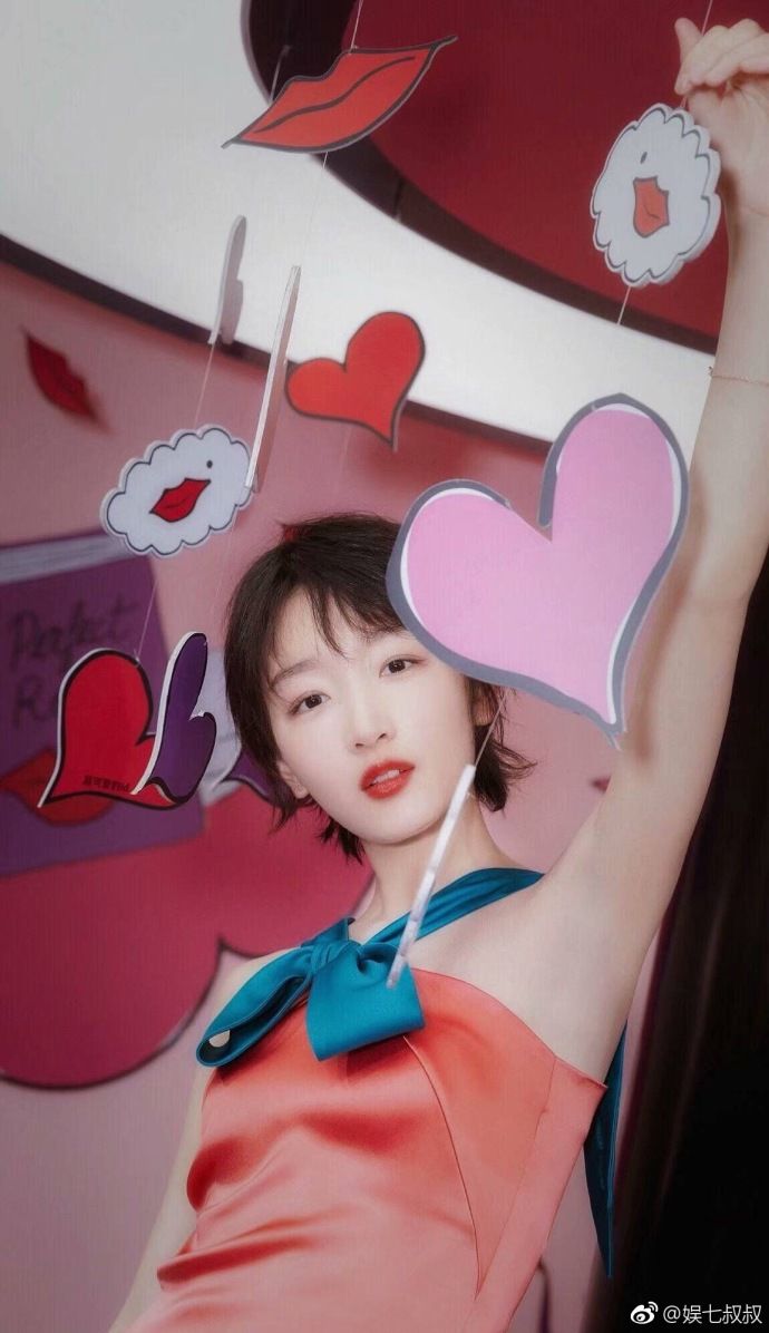 越来越好看的周冬雨，小脸真的太适合大荧幕了!短发越来越有气质