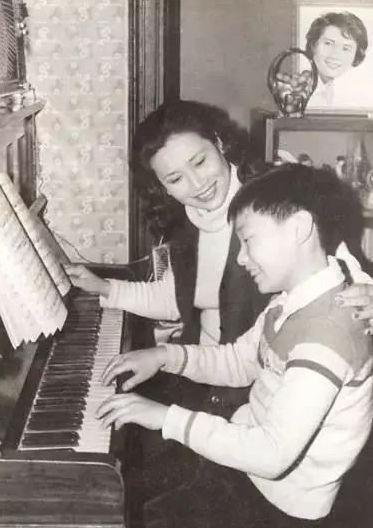  #去世#她红过李谷一，一生演唱800多首歌，丈夫去世，将骨灰放在卧室