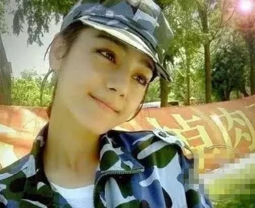 过分！看过路人拍女星军训素颜照，才知道这些年我们被骗得有多惨