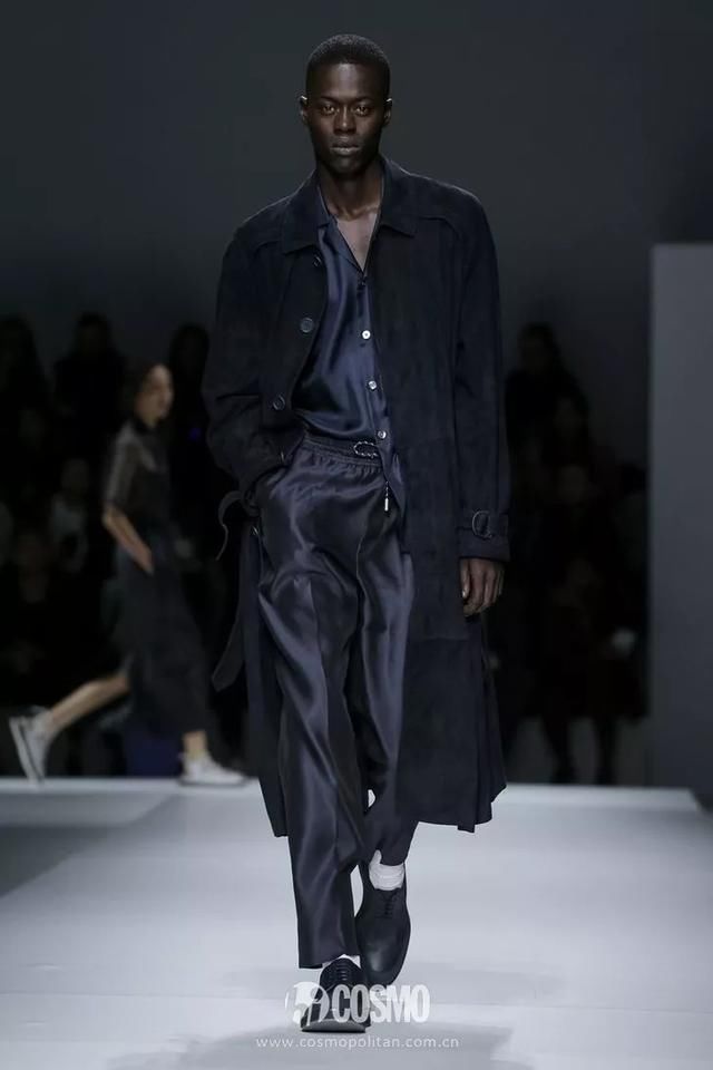 T型台｜艾玛罗伯茨这一身真好看，不过这是去看秀还是去上班？