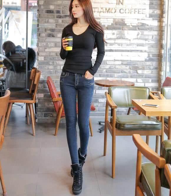 清新洒脱的牛仔裤美女,修长的大腿,很显身材,看上去韵味十足