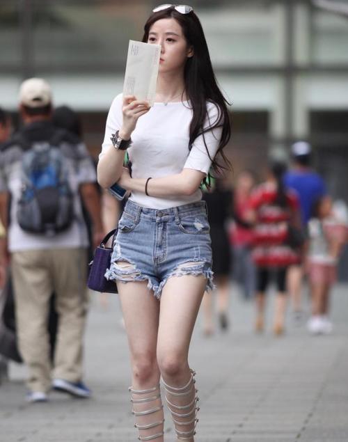 街拍: 牛仔短裤与好身材的完美结合, 各个都是大长腿！