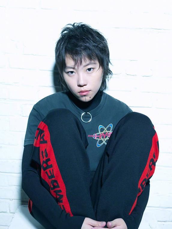 周冬雨换新发型？穿吊带裙白到发光，网友：学窦靖童？