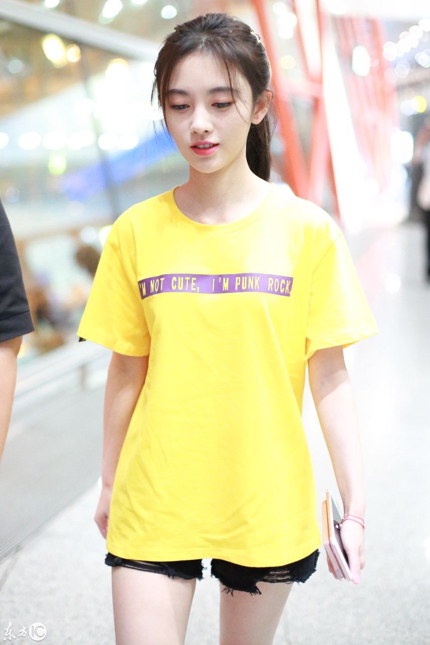 鞠婧祎现身北京机场 身穿时尚T恤搭配短裤大秀美腿