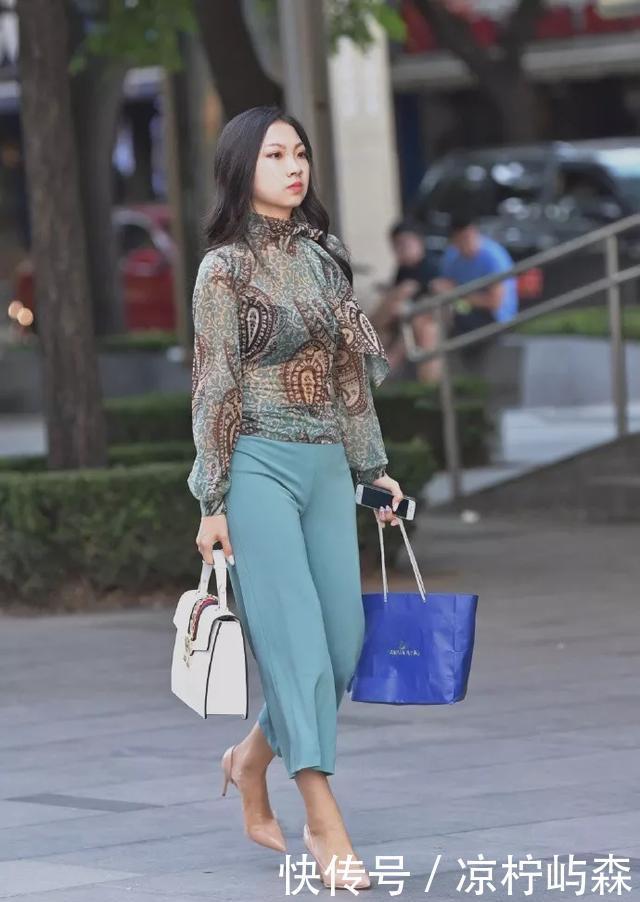 「配上一双」美女下半身高腰百褶裙搭配尖头高跟鞋,有着十足的运动风