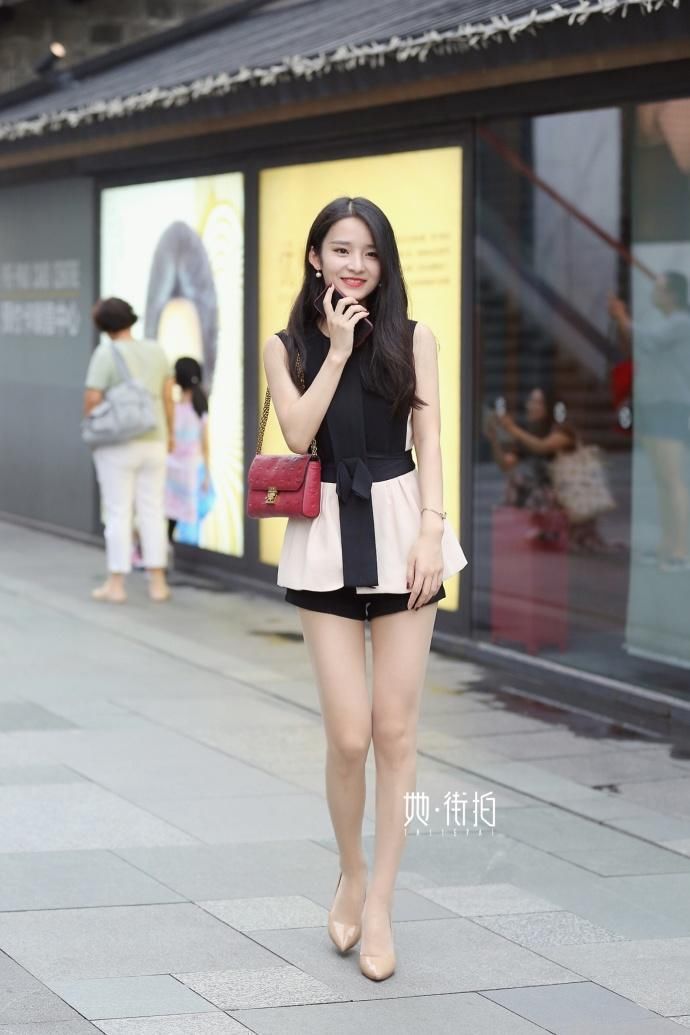 街拍:千万人中，遇见一枚散发着成熟女性魅力的姑娘，要表白啦