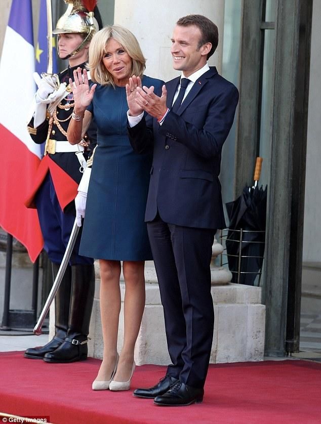 65岁布丽吉特欢迎凯旋的球星,她穿着蓝色短袖连衣裙,简约别致!