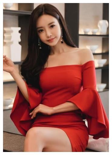 室内穿搭：漂亮有气质的紧身裙美女，穿出自己的个性风采！