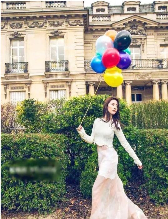 女星与气球合影,杨幂高级感,热巴唯美,关晓彤少女感!