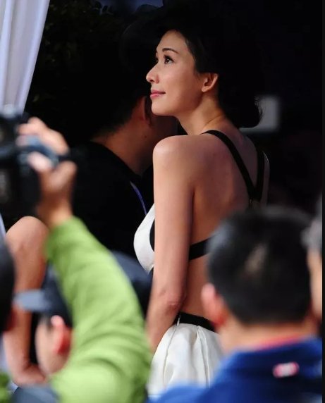 林志玲这波露背装什么水平?网友:鼻血流一地的水平!